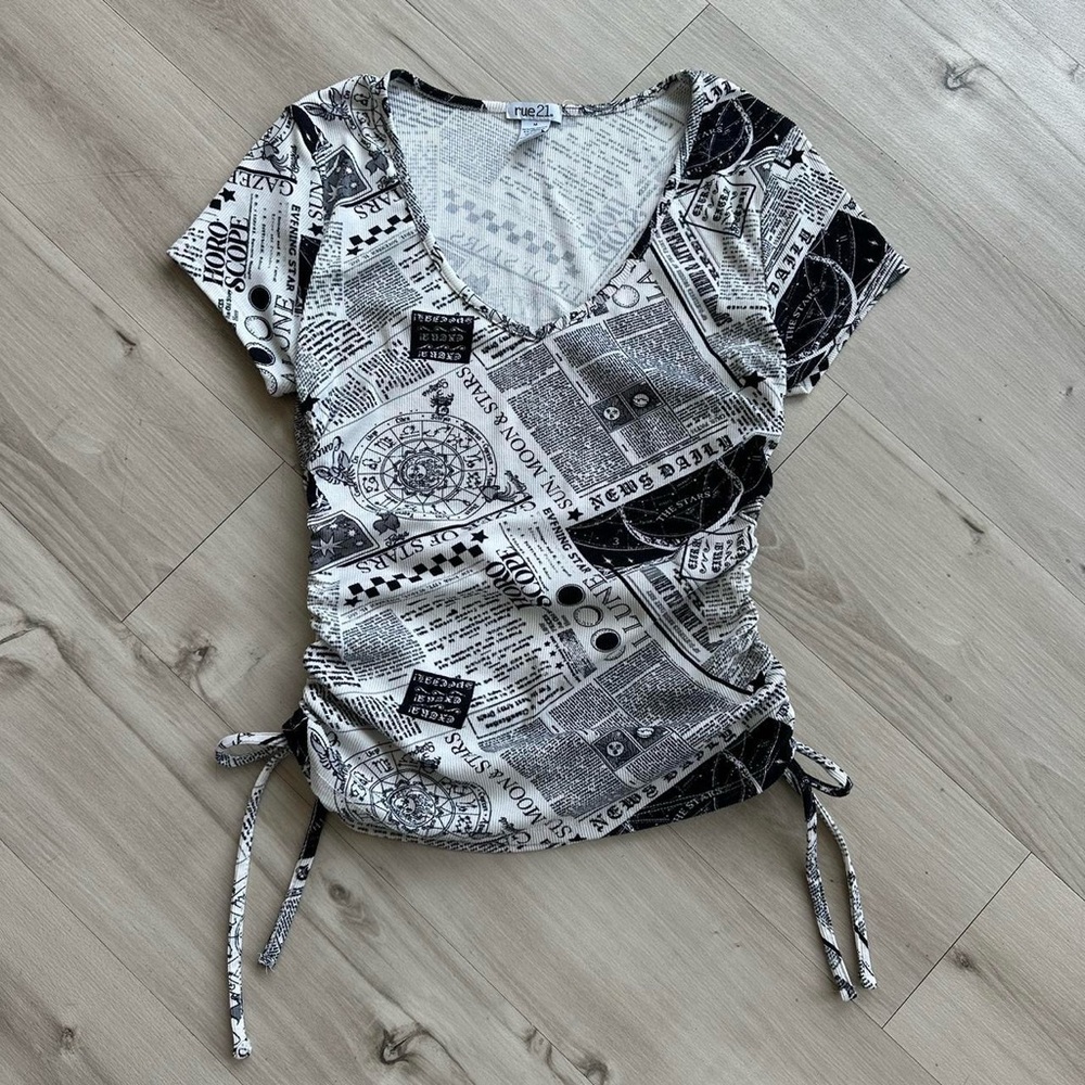 rue21 y2k horoscope newspaper baby tee
